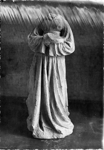 statuette acéphale, grès, 15e siècle, vue de la face - © Ministère de la Culture (France), Médiathèque du patrimoine et de la photographie (objets mobiliers), tous droits réservés