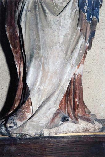 statue : Vierge à l'Enfant, détail de la partie basse, avant restauration - © Ministère de la Culture (France), Médiathèque du patrimoine et de la photographie (objets mobiliers), tous droits réservés