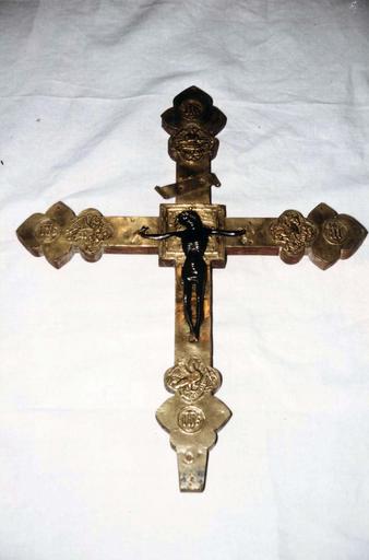 partie supérieure de croix processionnelle, laiton repoussé et acier, 15e-16e siècles, avec représentation du Christ - © Ministère de la Culture (France), Médiathèque du patrimoine et de la photographie (objets mobiliers), tous droits réservés