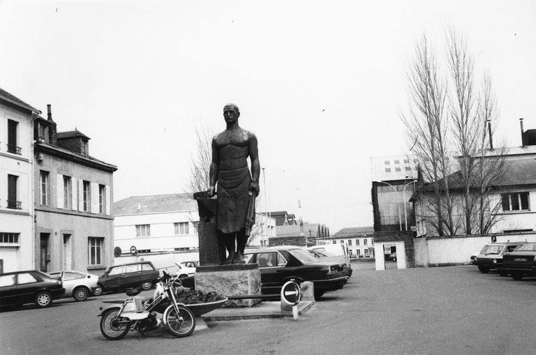 statue : Le Forgeron, par Silvestre, bronze, 1938, vue de face - © Ministère de la Culture (France), Médiathèque du patrimoine et de la photographie (objets mobiliers), tous droits réservés