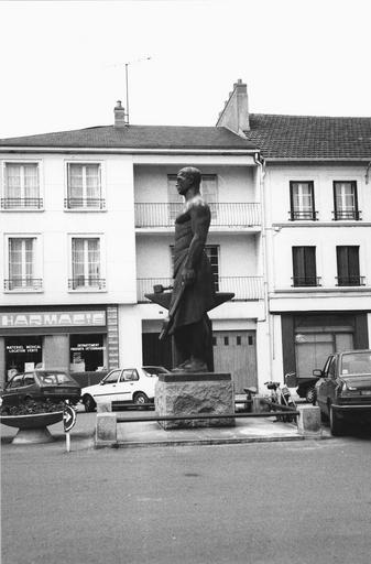 statue : Le Forgeron, par Silvestre, bronze, 1938, vue du profil gauche