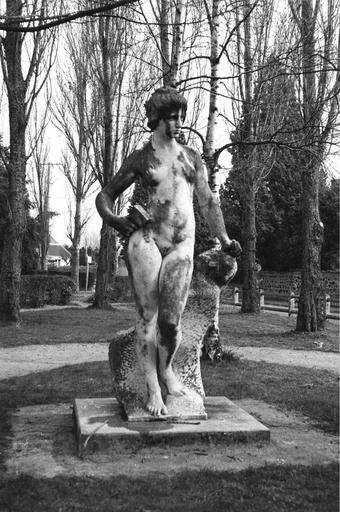 statue : Allégorie de la sculpture, par Cordonnier (1848-1930), marbre blanc, 1900, vue de face - © Ministère de la Culture (France), Médiathèque du patrimoine et de la photographie (objets mobiliers), tous droits réservés