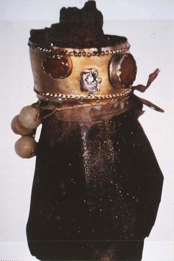 fragment de statue : mains de la Vierge noire, bois sculpté avec bracelets, argent, vermeil, et plusieurs intailles de pierres dures (quartz, cornaline, calcédoine) et boules de cire, 12e siècle (?), vue de face - © Ministère de la Culture (France), Médiathèque du patrimoine et de la photographie (objets mobiliers), tous droits réservés