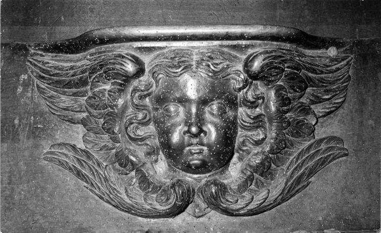 stalle en bois sculpté ornée d'un motif de tête d'ange sur le dossier et de végétaux stylisés sur les côtés, 16e siècle, détail du motif d'ange