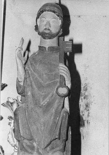 statue : saint Pierre portant la clef, bois polychrome, style médiéval mais facture du 17e ou 18e siècle, vue de face - © Ministère de la Culture (France), Médiathèque du patrimoine et de la photographie (objets mobiliers), tous droits réservés