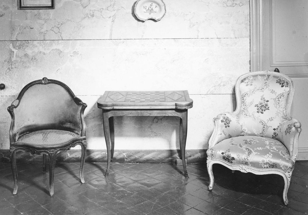 fauteuils, table à jeu - © Ministère de la Culture (France), Médiathèque du patrimoine et de la photographie, diffusion RMN-GP