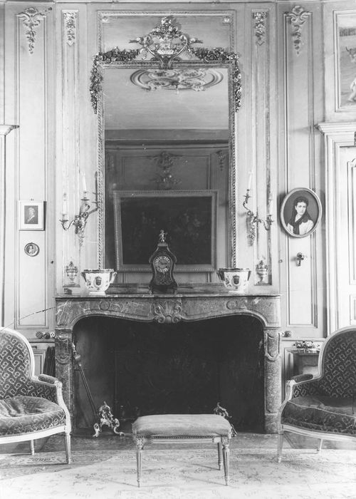 glace ; tabouret ; pendule type Boulle ; cheminée ; chenets ; cache-pots ; fauteuils - © Ministère de la Culture (France), Médiathèque du patrimoine et de la photographie, diffusion RMN-GP