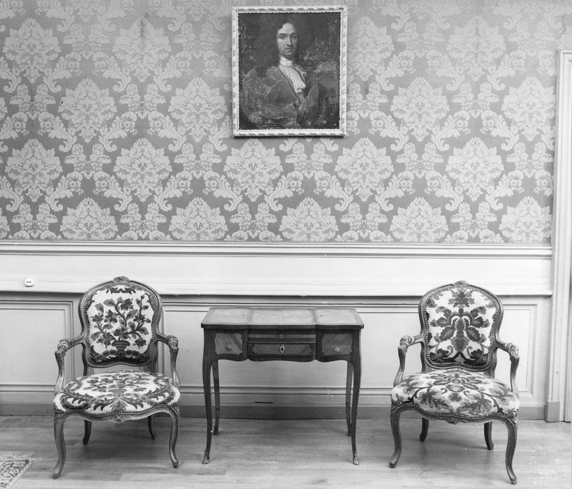 table, toilette (table, coiffeuse) : fauteuils ; tableau, cadre : Guillaume de Jouhannel - © Ministère de la Culture (France), Médiathèque du patrimoine et de la photographie, diffusion RMN-GP