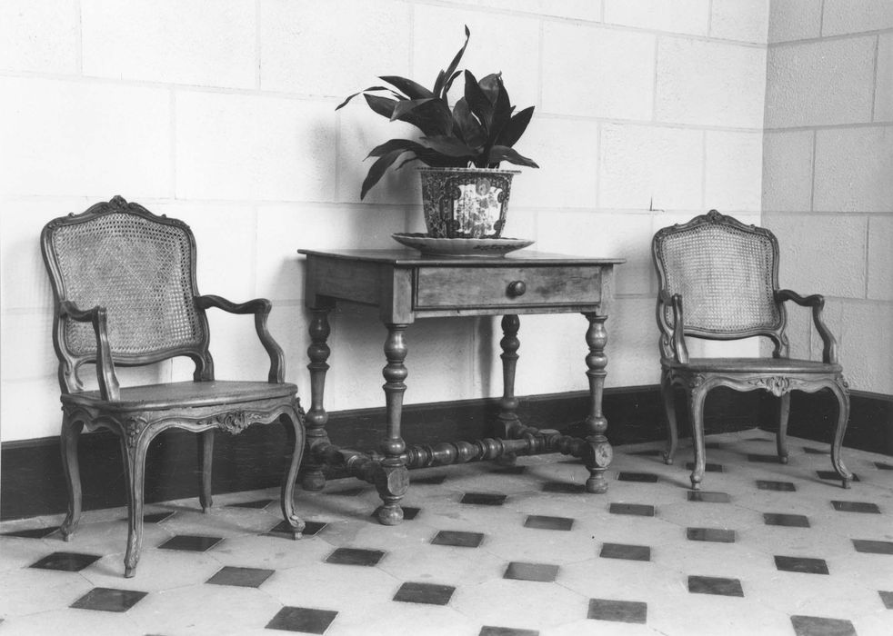 table ; fauteuils - © Ministère de la Culture (France), Médiathèque du patrimoine et de la photographie, diffusion RMN-GP