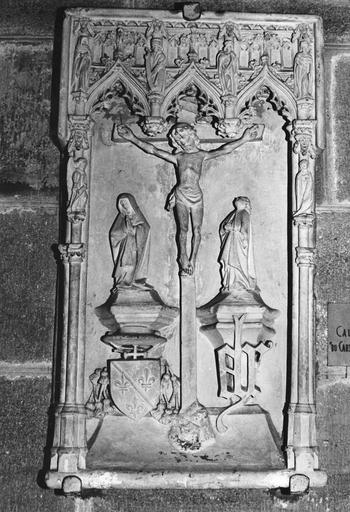 bas-relief dit  «calvaire du cardinal de Bourbon » : Le Christ entre la Vierge et saint Jean, placé au dessus de l'arc sur le mur Ouest de la chapelle du chapitre, pierre, 15e siècle