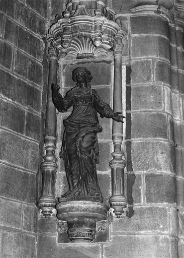 statue grandeur nature : sainte Apolline,bois, 16e siècle, présentée dans sa niche en pierre sculptée