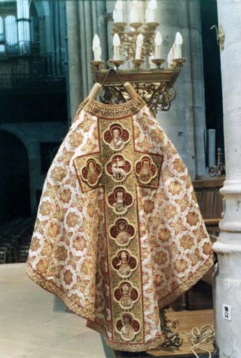 chasuble gothique en satin blanc à fond de damiers et broderies, 19e siècle, ornement donné par l'Empereur, vue de la face avec différents saints présentés dans des médaillons quadrilobés et au centre l'agneau du sacrifice