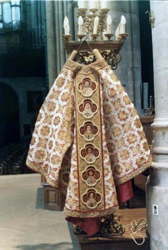 chasuble gothique en satin blanc à fond de damiers et broderies, 19e siècle, ornement donné par l'Empereur, vue du revers avec différents saints présentés dans des médaillons quadrilobés