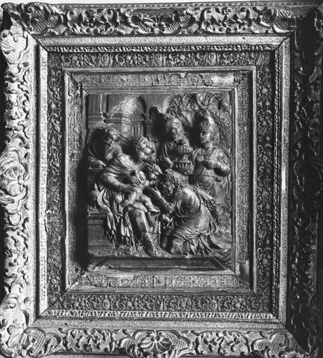 bas-relief avec son cadre en bois sculpté : L'Adoration des mages, albâtre, 16e siècle