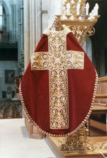 chasuble, faisant partie de l'ornement rouge de Monseigneur de Dreux-Brézé, velours rouge brodé de rinceaux sur satin vert et fils d'or, 19e siècle, vue du revers