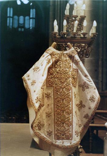 chasuble faisant partie de l'ornement blanc de Monseigneur de Dreux-Brézé, satin blanc moiré et brodé, 19e siècle, vue de la face