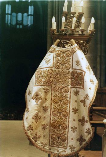 chasuble faisant partie de l'ornement blanc de Monseigneur de Dreux-Brézé, satin blanc moiré et brodé, 19e siècle, vue du revers