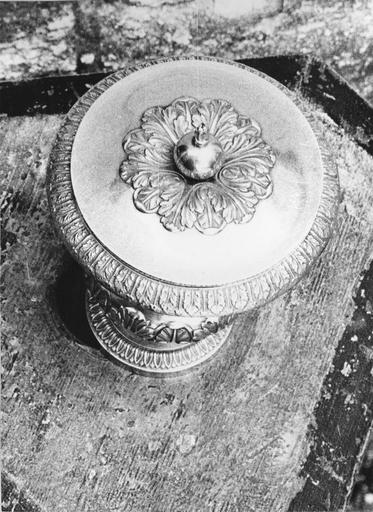 vase de saint chrême, argent, 19e siècle, vue du couvercle avec décor de feuilles d'acanthes - © Ministère de la Culture (France), Médiathèque du patrimoine et de la photographie (objets mobiliers), tous droits réservés