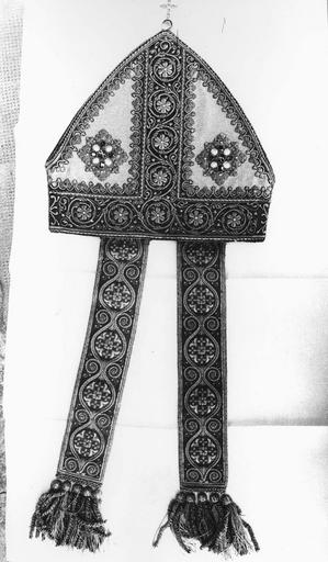 mitre de Monseigneur de Dreux-Brézé, tissus, 19e siècle - © Ministère de la Culture (France), Médiathèque du patrimoine et de la photographie (objets mobiliers), tous droits réservés