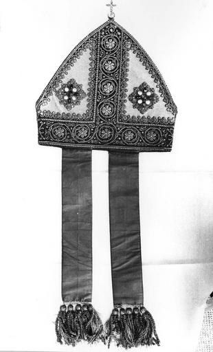 mitre de Monseigneur de Dreux-Brézé, tissus, 19e siècle, vue de face - © Ministère de la Culture (France), Médiathèque du patrimoine et de la photographie (objets mobiliers), tous droits réservés