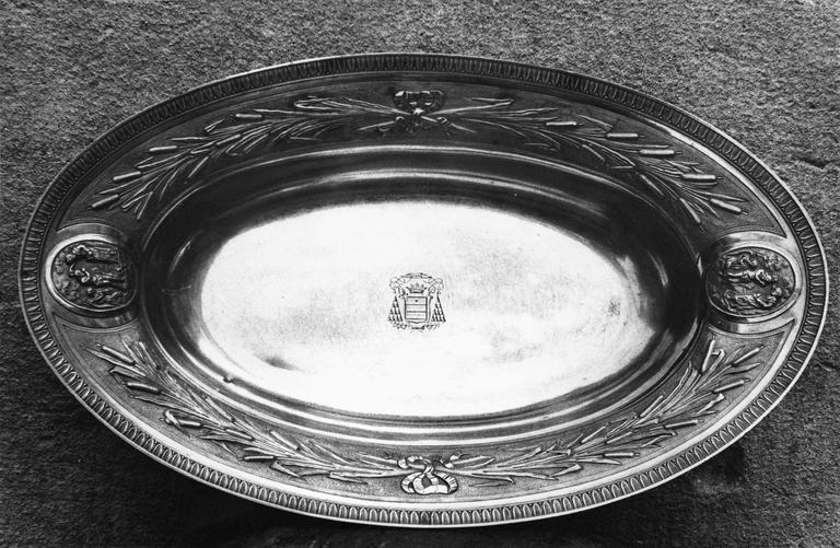 bassin d'aiguière en argent de la chapelle de Monseigneur de Pons, 19e siècle - © Ministère de la Culture (France), Médiathèque du patrimoine et de la photographie (objets mobiliers), tous droits réservés
