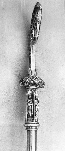 crosse pastorale de monseigneur de Dreux-Brézé, argent, 19e siècle, détail de la partie supérieure, vue de face - © Ministère de la Culture (France), Médiathèque du patrimoine et de la photographie (objets mobiliers), tous droits réservés