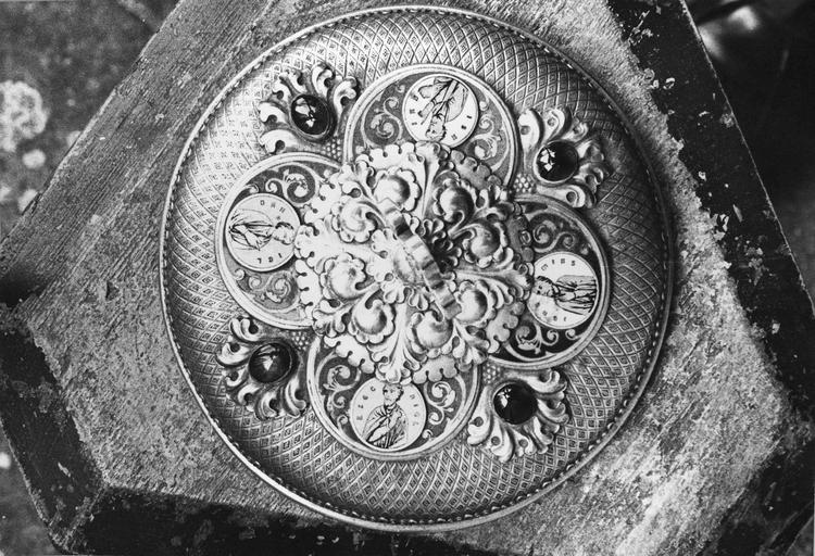 ciboire de Monseigneur de Dreux-Brézé, argent, serti de pierres et d'émaux, 19e siècle, vue du décor du couvercle, avec les quatre grands prophètes, Daniel, Isaïe, Ezechiel, et Jérémie dans des médaillons - © Ministère de la Culture (France), Médiathèque du patrimoine et de la photographie (objets mobiliers), tous droits réservés