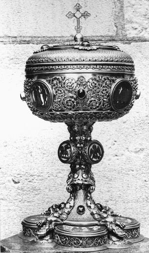 ciboire de Monseigneur de Dreux-Brézé, argent, serti de pierres et d'émaux, 19e siècle, vu de face, avec sur la panse un médaillon représentant la révélation aux pèlerins d'Emmaus, et la Crucifixion - © Ministère de la Culture (France), Médiathèque du patrimoine et de la photographie (objets mobiliers), tous droits réservés