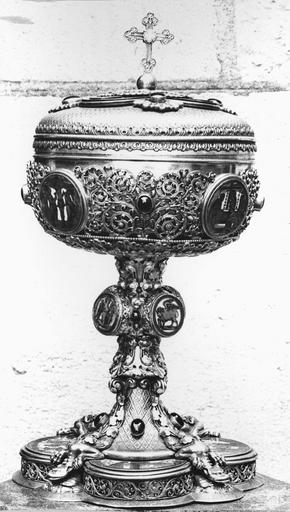 ciboire de Monseigneur de Dreux-Brézé, argent, serti de pierres et d'émaux, 19e siècle, vu de face avec sur la panse un médaillon représentant la Crucifixion et un médaillon représentant la Résurrection - © Ministère de la Culture (France), Médiathèque du patrimoine et de la photographie (objets mobiliers), tous droits réservés