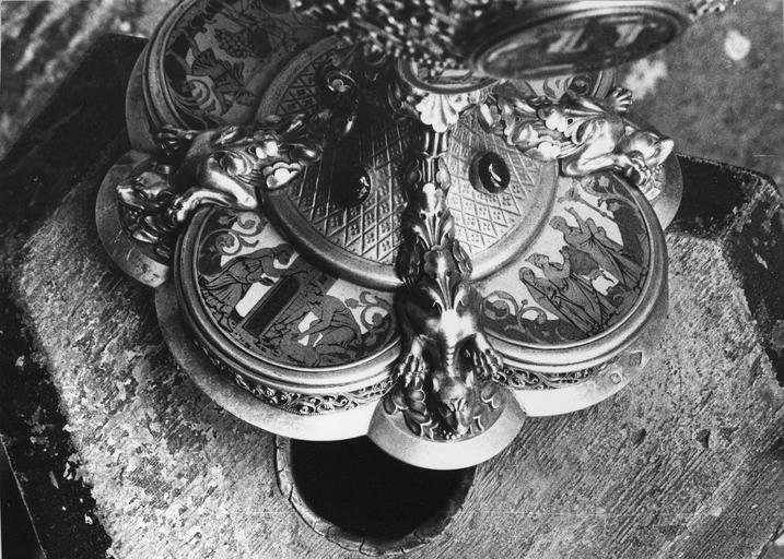 ciboire de Monseigneur de Dreux-Brézé, argent, serti de pierres et d'émaux, 19e siècle, détail du pied avec un scène représentant la Pâques juive, et une autre représentant le Miracle du serpent d'airain - © Ministère de la Culture (France), Médiathèque du patrimoine et de la photographie (objets mobiliers), tous droits réservés