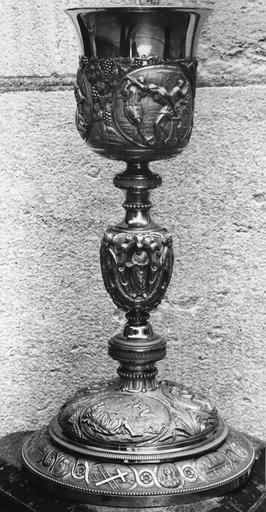 calice en argent de Monseigneur de Pons, 19e siècle, décor sur le thème des épisodes de la passion du Christ sur la vasque, avec détail du Christ à la colonne
