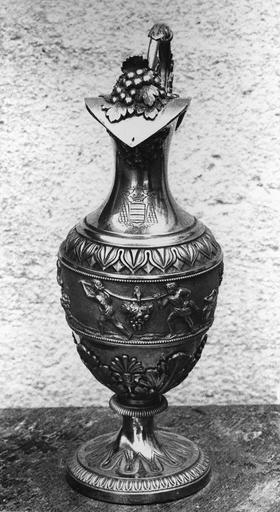 burette de Monseigneur Pons sur le thème du vin, argent, 19e siècle, sur la panse Josué et Caleb ramenant la grappe de raisin de Canaan, sommet du couvercle orné d'une grappe de raisin en ronde bosse - © Ministère de la Culture (France), Médiathèque du patrimoine et de la photographie (objets mobiliers), tous droits réservés