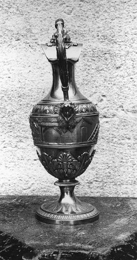 burette de Monseigneur Pons sur le thème du vin, argent, 19e siècle, vue du revers, sur l'extrémité inférieure de la anse un motif de tête d'ange - © Ministère de la Culture (France), Médiathèque du patrimoine et de la photographie (objets mobiliers), tous droits réservés
