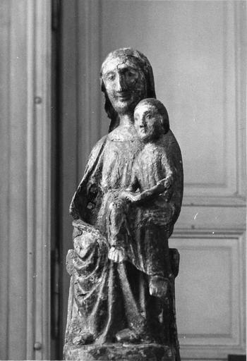 statue : Vierge à l'Enfant, bois marouflé, 17e siècle, vue de face - © Ministère de la Culture (France), Médiathèque du patrimoine et de la photographie (objets mobiliers), tous droits réservés