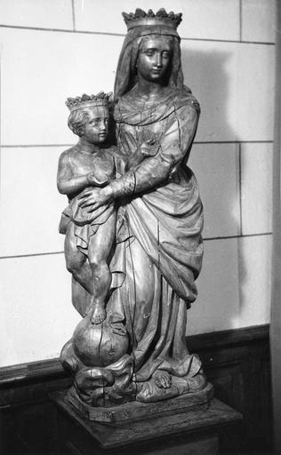 statue : Vierge tenant l'Enfant debout sur le globe de l'univers, bois ciré, 17e siècle, vue de face - © Ministère de la Culture (France), Médiathèque du patrimoine et de la photographie (objets mobiliers), tous droits réservés