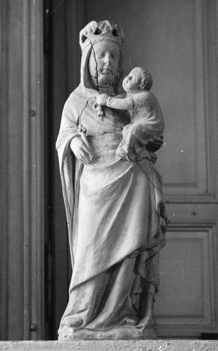 statue : Vierge à l'Enfant, pierre, 15e siècle, vue de face - © Ministère de la Culture (France), Médiathèque du patrimoine et de la photographie (objets mobiliers), tous droits réservés