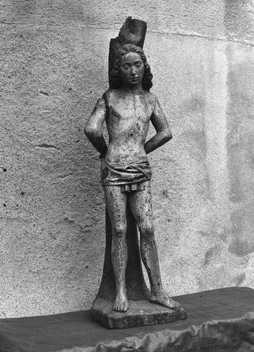 statue: saint Sébastien, bois, fin 15e siècle ou début 16e siècle, vue de face - © Ministère de la Culture (France), Médiathèque du patrimoine et de la photographie (objets mobiliers), tous droits réservés