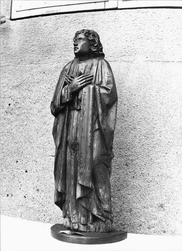 statue : saint Jean en adoration, bois, fin 15e siècle, vue par la droite - © Ministère de la Culture (France), Médiathèque du patrimoine et de la photographie (objets mobiliers), tous droits réservés
