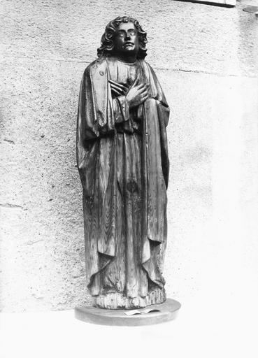 statue : saint Jean en adoration, bois, fin 15e siècle, vue par la gauche - © Ministère de la Culture (France), Médiathèque du patrimoine et de la photographie (objets mobiliers), tous droits réservés