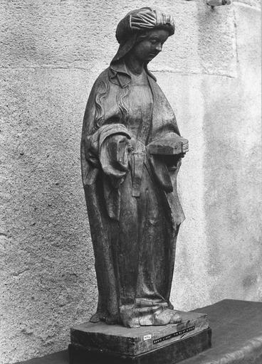 statue : sainte lisant, bois, fin du 15e siècle, vue par la gauche - © Ministère de la Culture (France), Médiathèque du patrimoine et de la photographie (objets mobiliers), tous droits réservés
