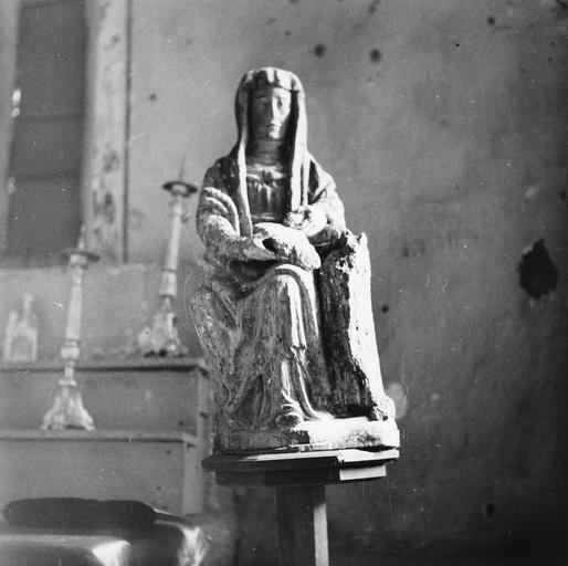 groupe sculpté : sainte Anne et la Vierge, bois, 16e siècle, avant restauration - © Ministère de la Culture (France), Médiathèque du patrimoine et de la photographie (objets mobiliers), tous droits réservés