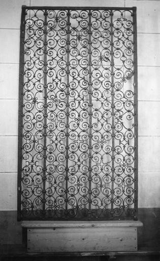 grille, fer forgé, aux motifs de volutes spiralées et de croix, 13e siècle - © Ministère de la Culture (France), Médiathèque du patrimoine et de la photographie (objets mobiliers), tous droits réservés