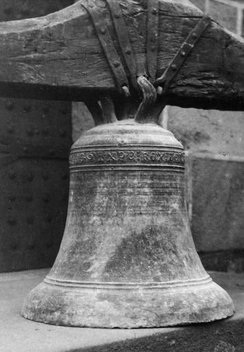 cloche, bronze, 15e siècle, avec inscription en partie supérieure