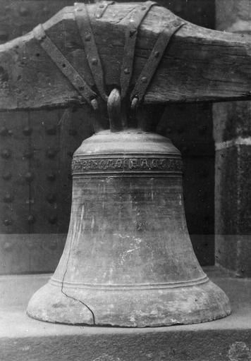 cloche, bronze, 15e siècle, avec inscription en partie supérieure, vue du côté portant une fissure