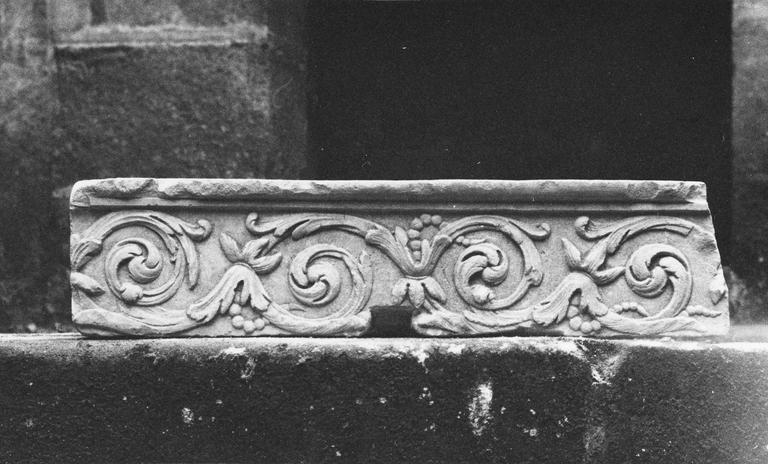 fragment de frise en pierre sculptée de rinceaux végétaux, 16e siècle - © Ministère de la Culture (France), Médiathèque du patrimoine et de la photographie (objets mobiliers), tous droits réservés