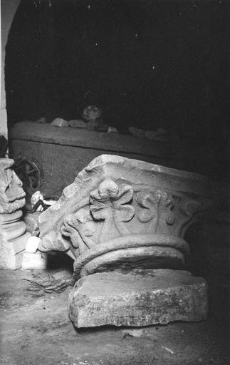 chapiteau à feuilles d'eau, pierre, fin 9e-début 12e siècle - © Ministère de la Culture (France), Médiathèque du patrimoine et de la photographie (objets mobiliers), tous droits réservés