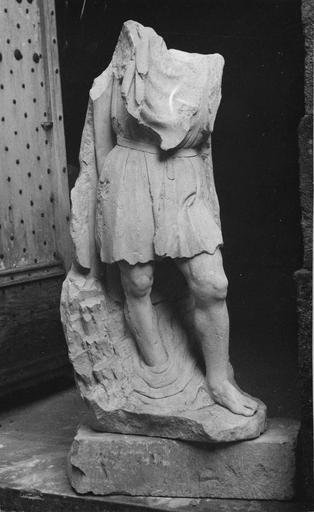 statue : saint Christophe, pierre, très abimée, 16e siècle, vue de face - © Ministère de la Culture (France), Médiathèque du patrimoine et de la photographie (objets mobiliers), tous droits réservés