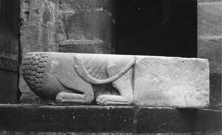 corbeau appartenant à une paire représentant un lion, pierre, 6e-12e siècles - © Ministère de la Culture (France), Médiathèque du patrimoine et de la photographie (objets mobiliers), tous droits réservés