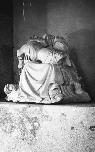 groupe sculpté : Vierge de Pitié, statue en pierre mutilée, 15e siècle, vue de face - © Ministère de la Culture (France), Médiathèque du patrimoine et de la photographie (objets mobiliers), tous droits réservés