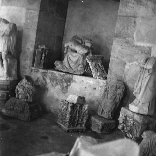 ensemble d'éléments lapidaires sculptés fragmentaires, dont une Piéta et des statues de saints acéphales - © Ministère de la Culture (France), Médiathèque du patrimoine et de la photographie (objets mobiliers), tous droits réservés